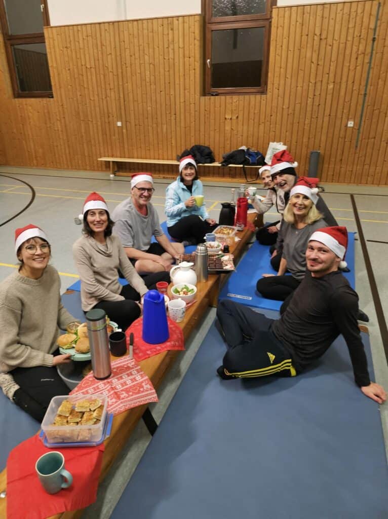 Glühwein-Yoga in der Gruppe